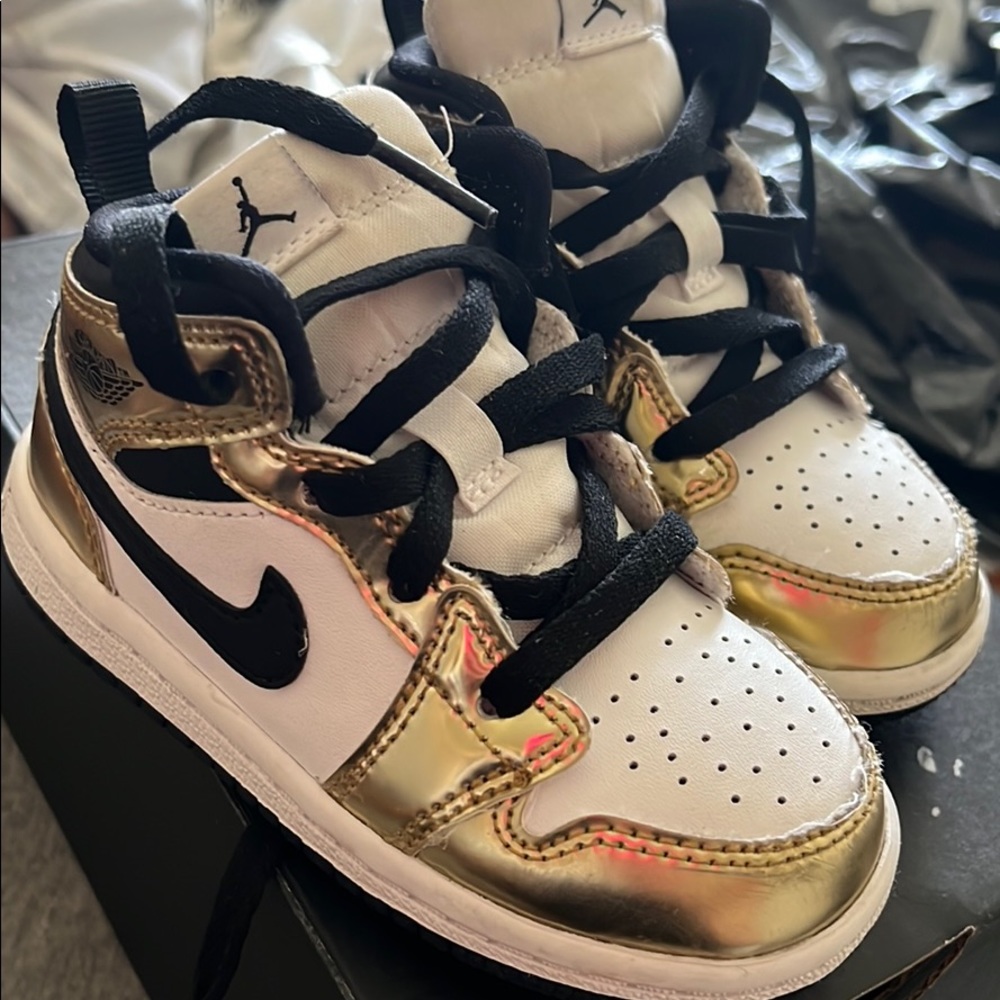 Jordan 1 Mid Metallic Gold/Black-White